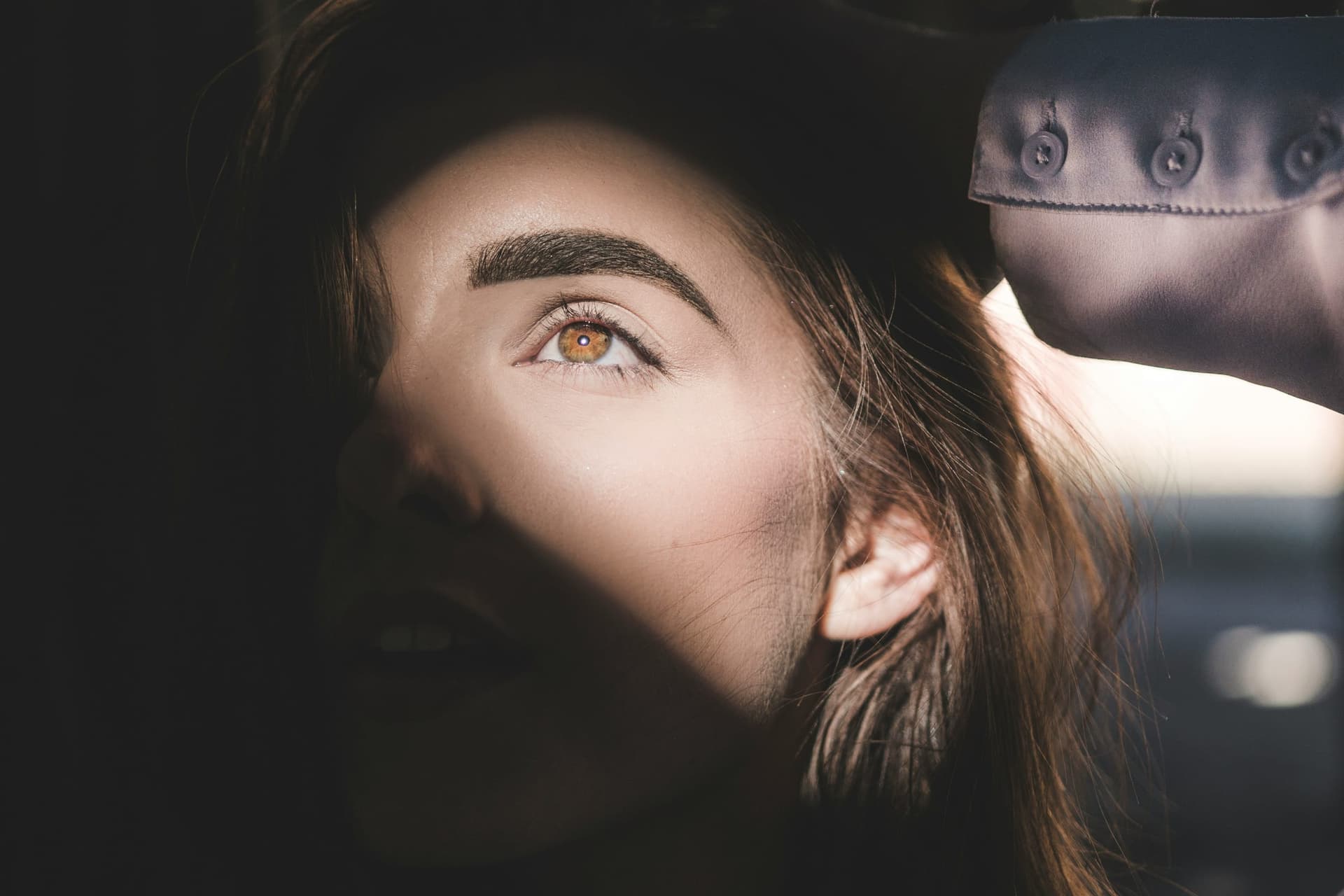 Best Brow Serums After Microblading: What Actually Helps (and What to Avoid)