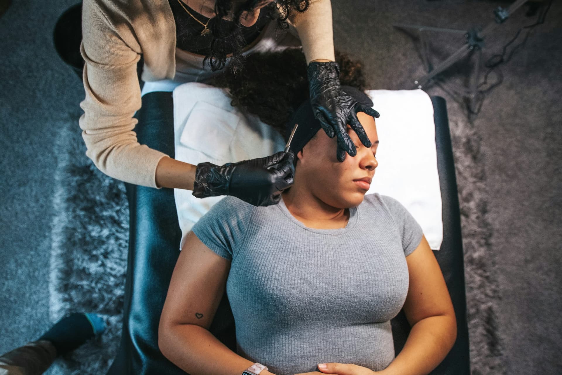 Debunking the Twinkle Razor Myth: Why Dermaplaning Requires Professional Tools